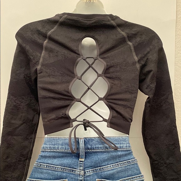 Gymshark Black Fitted Crop Top - Picture 2 of 5